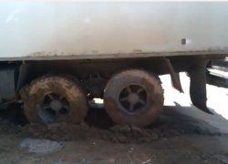 В Волгодонске грузовик провалился в яму (ВИДЕО)