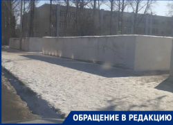 Падают дети и взрослые: волгодонец пожаловался на скользкую дорожку у СЮТа 
