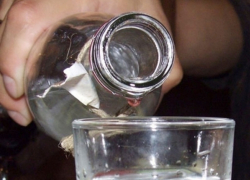 В Волгодонске ранее судимый мужчина украл из дачного домика 40 бутылок водки и выпил их с друзьями