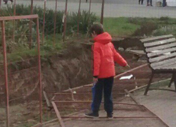 Мальчик едва не покалечился из-за халатности коммунальщиков