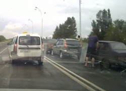 Волгодонец снял на видео тройное ДТП на мосту через Судоходный канал