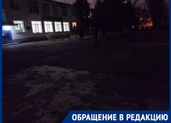 Ученики младших классов школы №9 вынуждены ходить с фонариком из-за кромешной темноты
