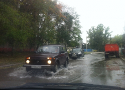 В Волгодонске во время дождя коммунальщики решили откачать воду из канализации прямо на проезжую часть, - читатель «Блокнота Волгодонска»