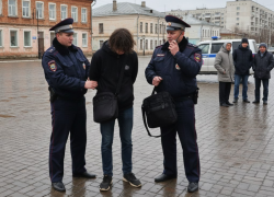 18-летнего «лопуха»-курьера из Азова поймали в Волгодонске за сотрудничество с мошенниками 