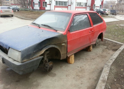 В центре Волгодонска вскрыли и «разули» «стритрейсерский» ВАЗ-2108