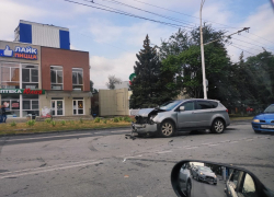 «Ниссан Кашкай» раскурочило после ДТП возле сквера «Дружба» 