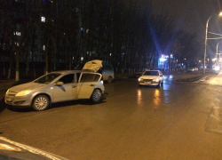 Два «Опеля» не поделили проспект Курчатова в Волгодонске