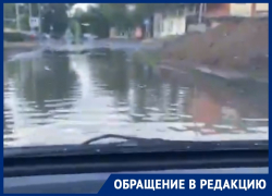 Лужа размером с озеро мешает проезду автомобилей и движению пешеходов в Волгодонске