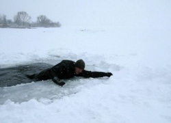 В Волгодонске за последние сутки трое рыбаков проваливались под лед - поиски одного из них продолжаются