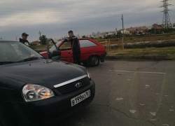 В Волгодонске под путепроводом весь день бьются машины — читатель