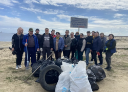 В Цимлянске на городском пляже прошёл субботник