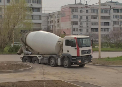 В Волгодонске бетономешалка продавила дыру в асфальте 