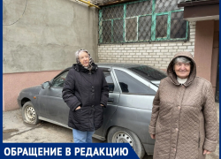 «Два года стоит и пугает!»: бдительные пенсионерки требуют убрать брошенный автомобиль со двора