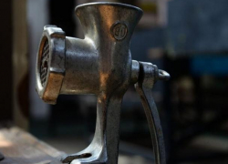 Пенсионер из Волгодонска пробил голову мясорубкой новому другу в первый день знакомства