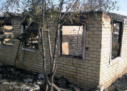 В Лагутниках пожар в доме бушевал на нескольких  десятках квадратных метров