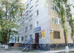 87-летняя пенсионерка выпала из окна на козырек магазина в Волгодонске 