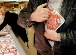 В Волгодонске продуктовый вор сбросил свою добычу в кусты