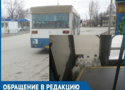 Вот такая безопасность в общественном транспорте, - волгодонцы о подпертой бутылками двери в автобусе