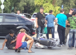 В Волгодонске при въезде на вокзал внедорожник сбил мотоциклиста