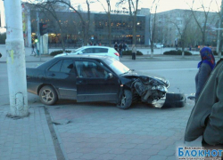 Автомобиль с женщиной и ребенком врезался в столб