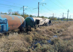 Число опрокинутых цистерн выросло в 2 раза, поезд мог везти более 4 тысяч тонн нефтепродуктов: в Орловском районе введен режим ЧС
