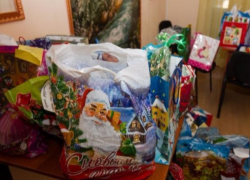 Детям из малоимущих семей подарят новогодние подарки ценой в 128 рублей 