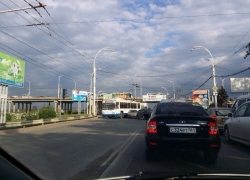 В ДТП, парализовавшем работу общественного транспорта в районе путепровода, пострадали два автомобиля