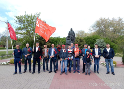 Без масок и социальной дистанции коммунисты Волгодонска провели возложение цветов в День Победы 
