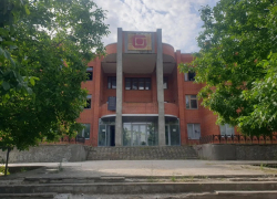 В бывшем банке «Максимум» появились признаки жизни и строительной активности