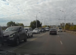 В результате аварии на мосту собралась «гармошка» из трех машин