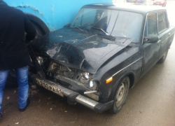 В Волгодонске в районе вокзала произошло серьезное ДТП с участием ВАЗ-2106, «Газели» и троллейбуса