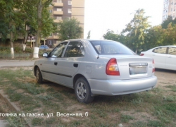 За парковку на газонах, за нарушение тишины и за мусор штрафуют волгодонцев 