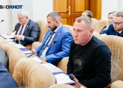 «Покрытие на стадионе рассыпалось»: депутат Асташкин о проблеме школы №5
