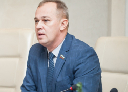 Убирал детские площадки и дарил арбузы пенсионерам зампред Думы Игорь Батлуков