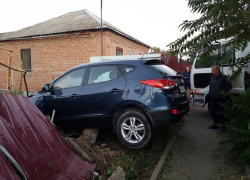 После ДТП "Хендай" снес забор и влетел во двор жилого дома в Волгодонске 