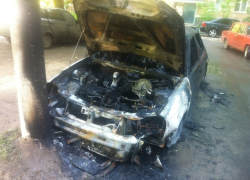 Ночью в Волгодонске сожгли дотла две «Приоры»