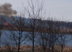 На заливе в Волгодонске горит камыш