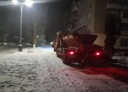 В Волгодонске провели обработку тротуаров пескосоляной смесью после снегопада