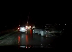 Ночью на трассе Ростов-Волгодонск Форд разворотил заднюю часть иномарке