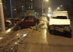 Две машины разворотило после ДТП на Морской в Волгодонске 