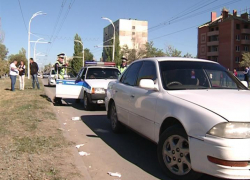 В Волгодонске пьяный водитель заперся в авто, кривлялся и демонстративно пил алкоголь на глазах у полиции