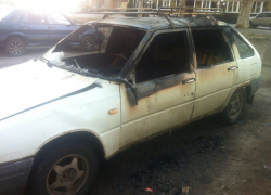 Ночью в Волгодонске сожгли машину и пытались поджечь отделение Сбербанка