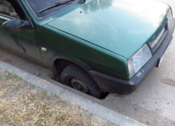 В Волгодонске автомобиль провалился колесом в колодец ливневой канализации