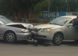 В Волгодонске в районе бывшей базы «Автолик» столкнулись «Hyundai» и «Tagaz»