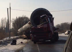 На трассе Ростов-Волгодонск многотонная труба раздавила кабину большегруза