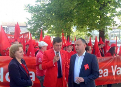 Депутат Госдумы Олег Пахолков участвует в первомайской демонстрации в Кишиневе