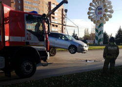 После ДТП с «Ауди» «Хендай» пролетел между деревьями через разделительный газон на Строителей 