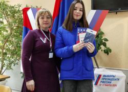 Памятные сувениры вручают впервые проголосовавшим жителям Волгодонска