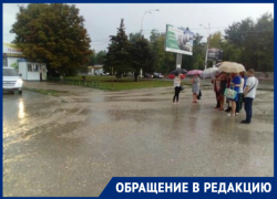 Жители Цимлянска насквозь промокли, ожидая маршрутку на вокзале в Волгодонске