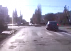 «ААА нам все равно!» - видеозапись грубого нарушения ПДД в Волгодонске владельцем иномарки с красивыми номерами прислал читатель